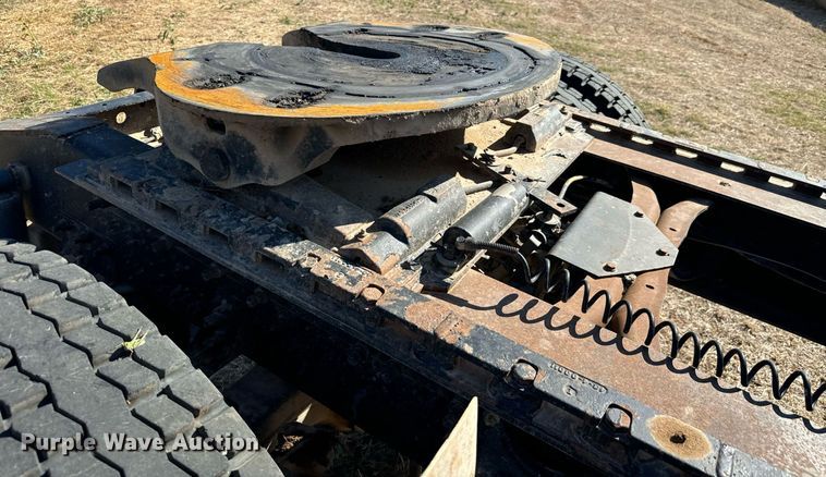 image for item IE9101 1998 International  9200 semi truck