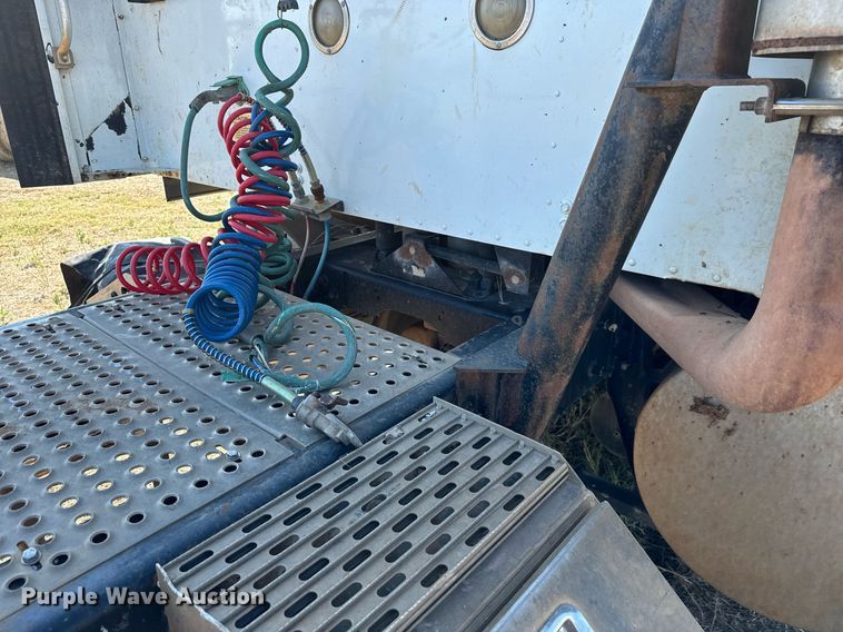 image for item IE9101 1998 International  9200 semi truck