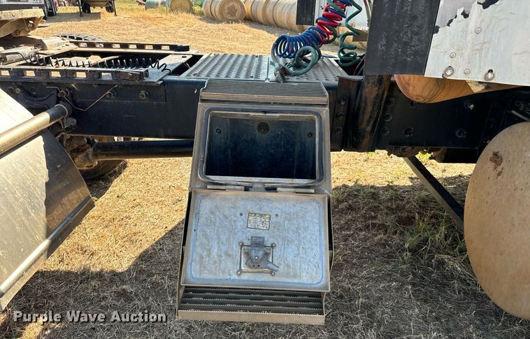 image for item IE9101 1998 International  9200 semi truck