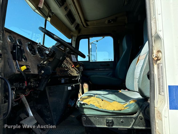 image for item IE9101 1998 International  9200 semi truck