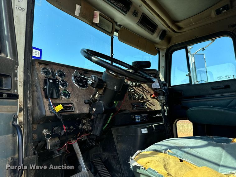 image for item IE9101 1998 International  9200 semi truck