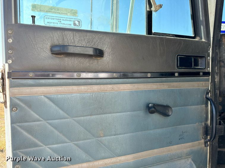 image for item IE9101 1998 International  9200 semi truck