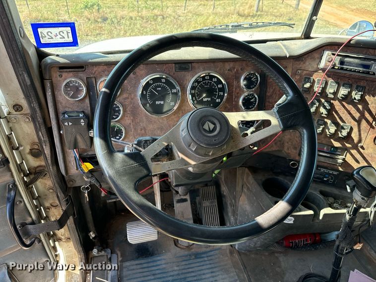 image for item IE9101 1998 International  9200 semi truck