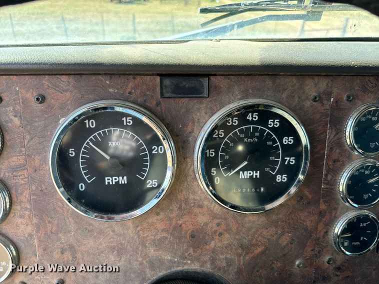 image for item IE9101 1998 International  9200 semi truck