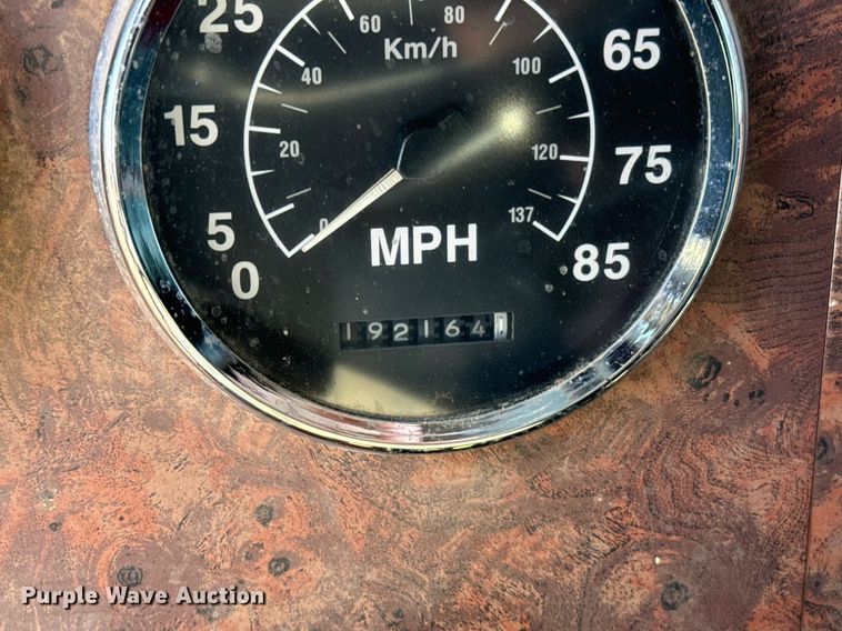 image for item IE9101 1998 International  9200 semi truck