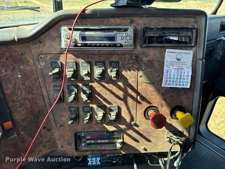 image for item IE9101 1998 International  9200 semi truck