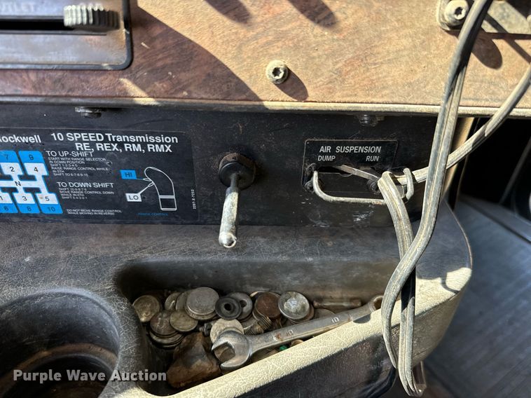 image for item IE9101 1998 International  9200 semi truck