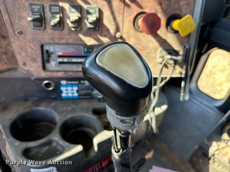 image for item IE9101 1998 International  9200 semi truck