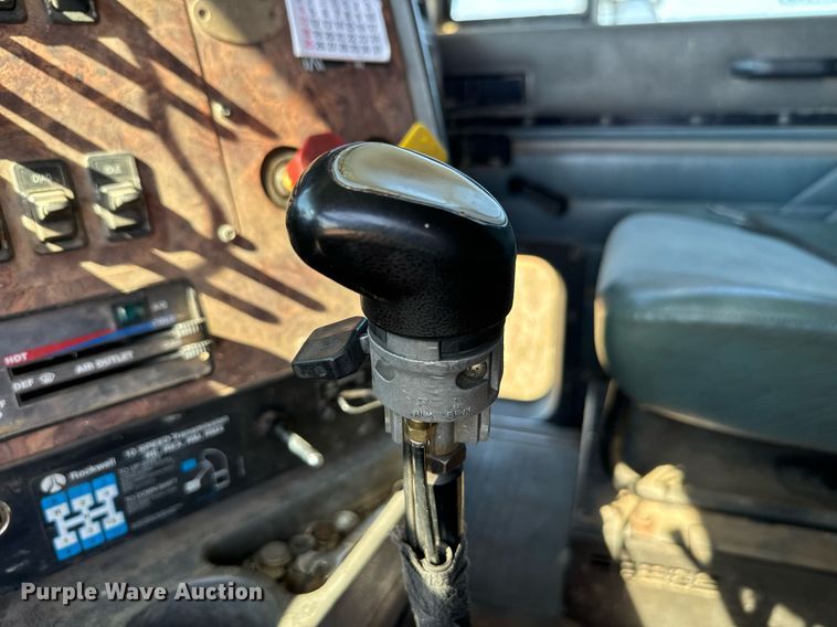 image for item IE9101 1998 International  9200 semi truck