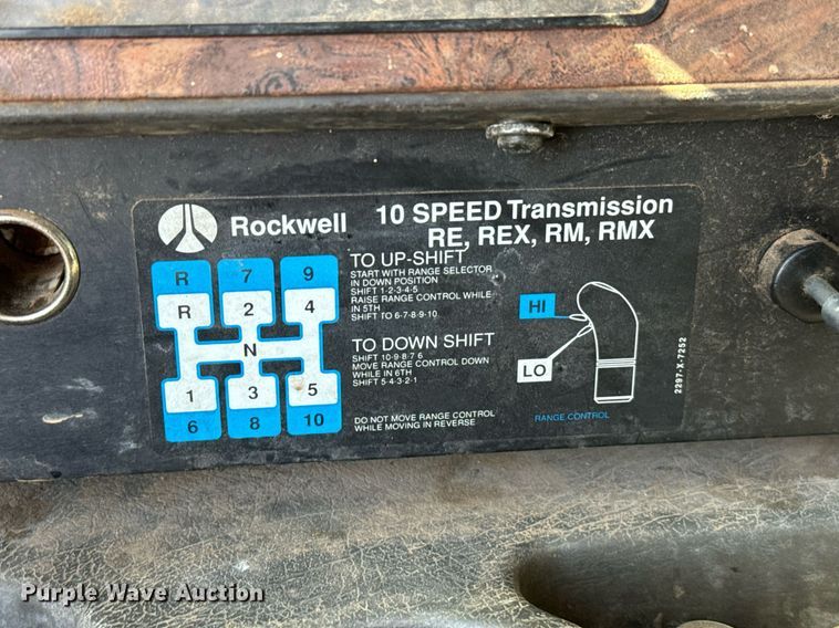 image for item IE9101 1998 International  9200 semi truck