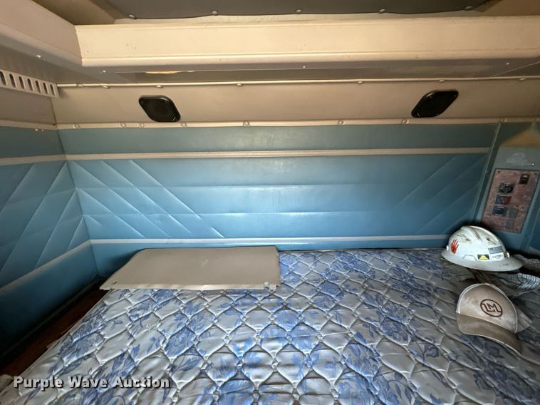 image for item IE9101 1998 International  9200 semi truck