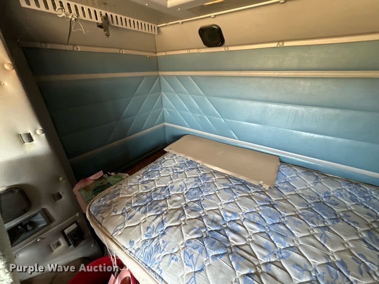 image for item IE9101 1998 International  9200 semi truck