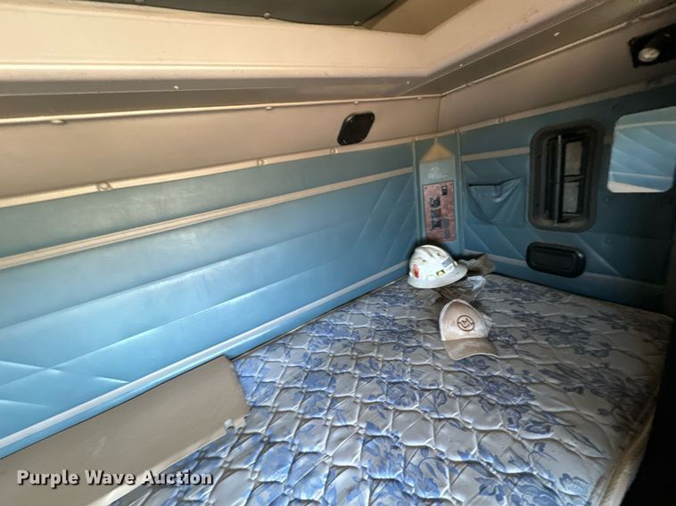 image for item IE9101 1998 International  9200 semi truck