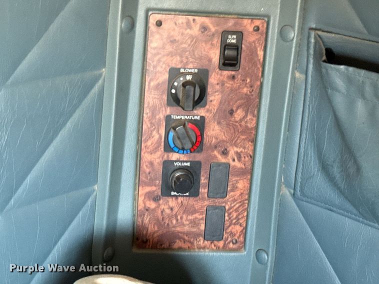 image for item IE9101 1998 International  9200 semi truck