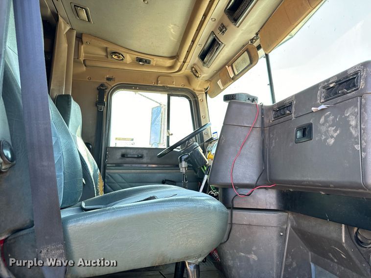 image for item IE9101 1998 International  9200 semi truck