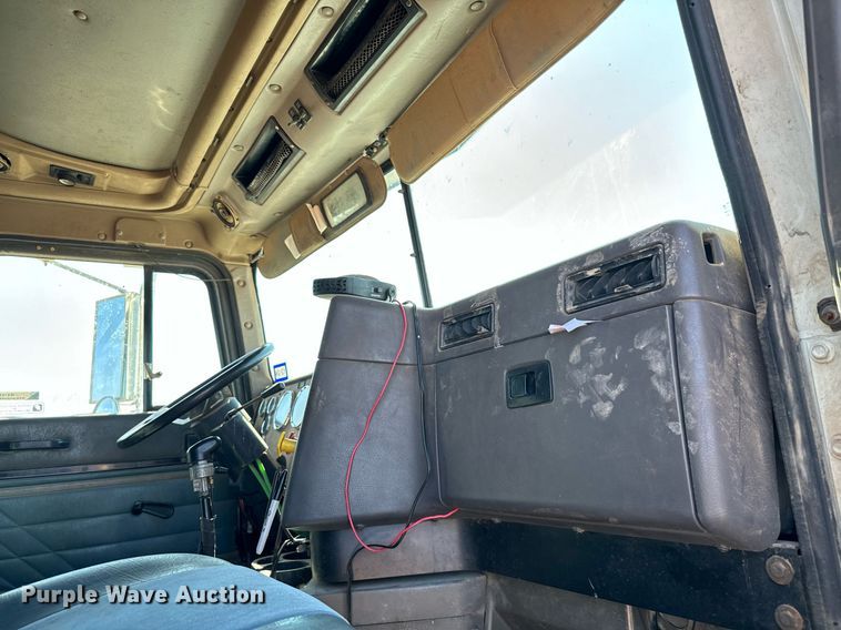 image for item IE9101 1998 International  9200 semi truck