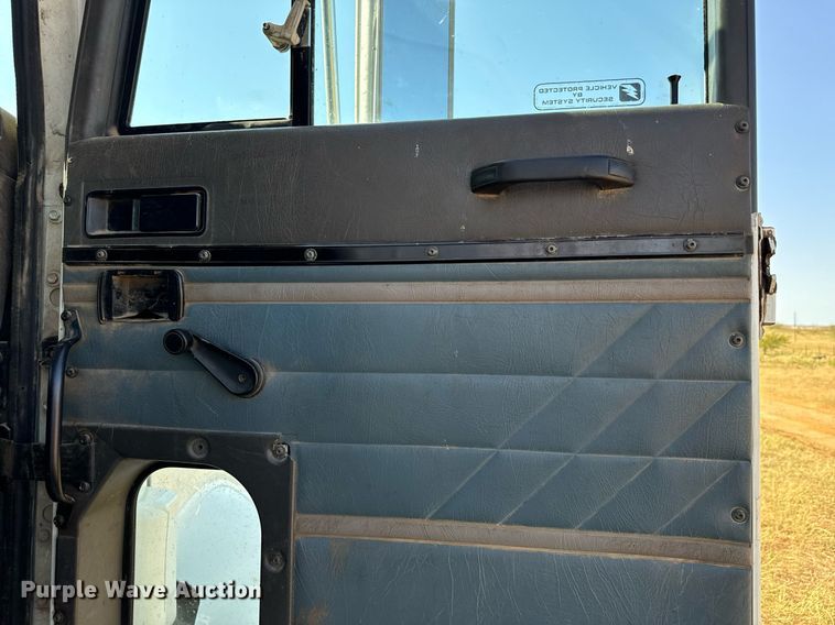 image for item IE9101 1998 International  9200 semi truck