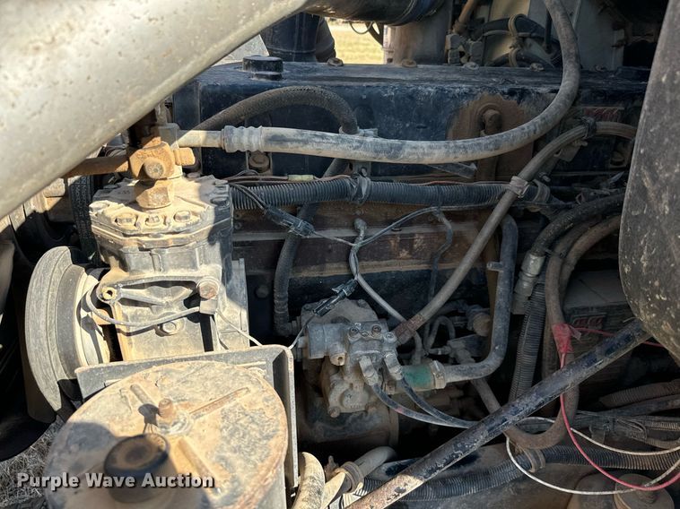 image for item IE9101 1998 International  9200 semi truck