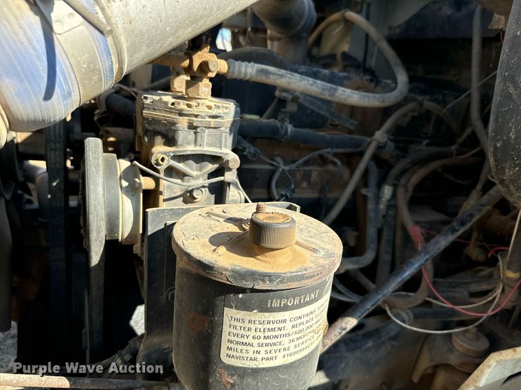 image for item IE9101 1998 International  9200 semi truck