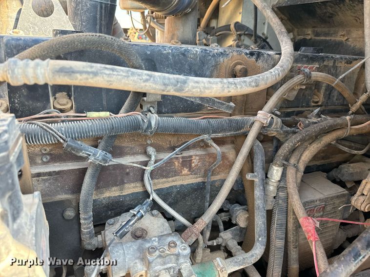 image for item IE9101 1998 International  9200 semi truck