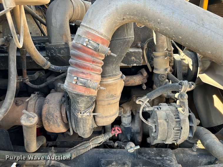 image for item IE9101 1998 International  9200 semi truck