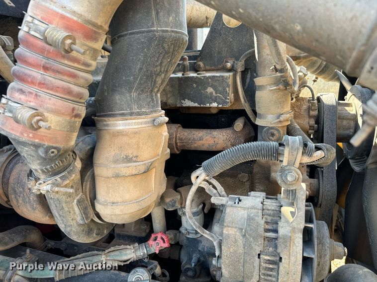 image for item IE9101 1998 International  9200 semi truck