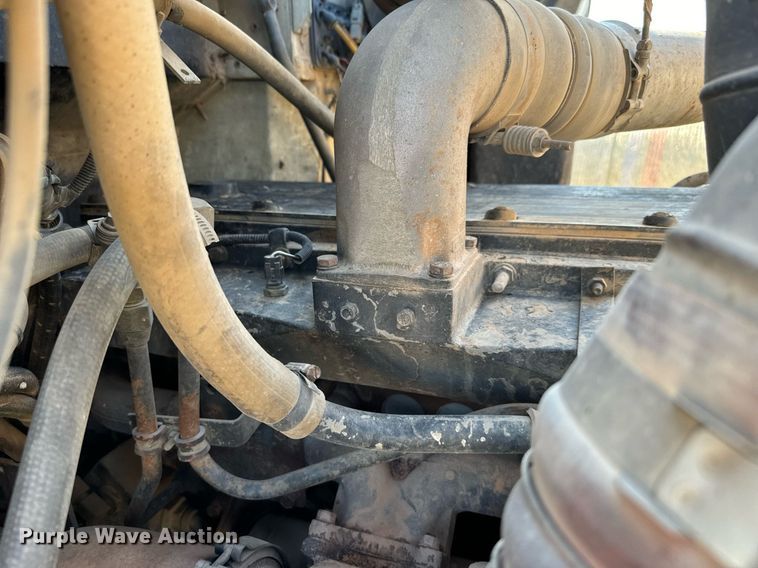 image for item IE9101 1998 International  9200 semi truck