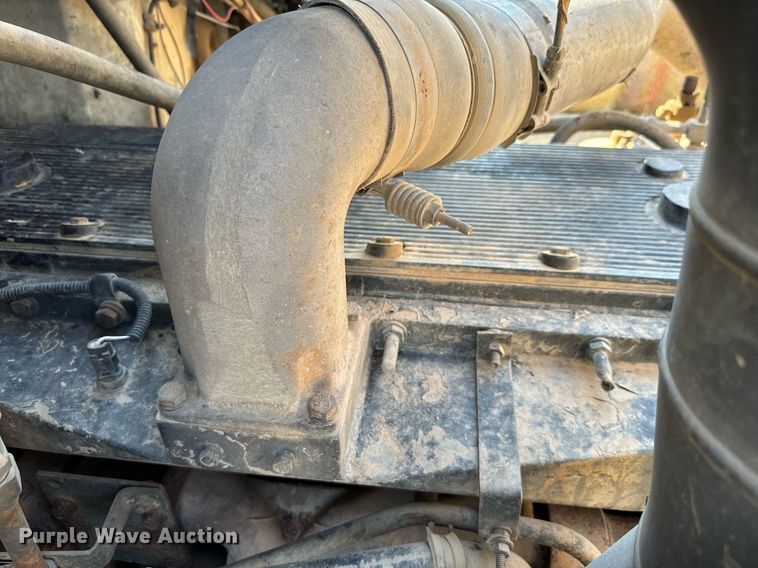 image for item IE9101 1998 International  9200 semi truck