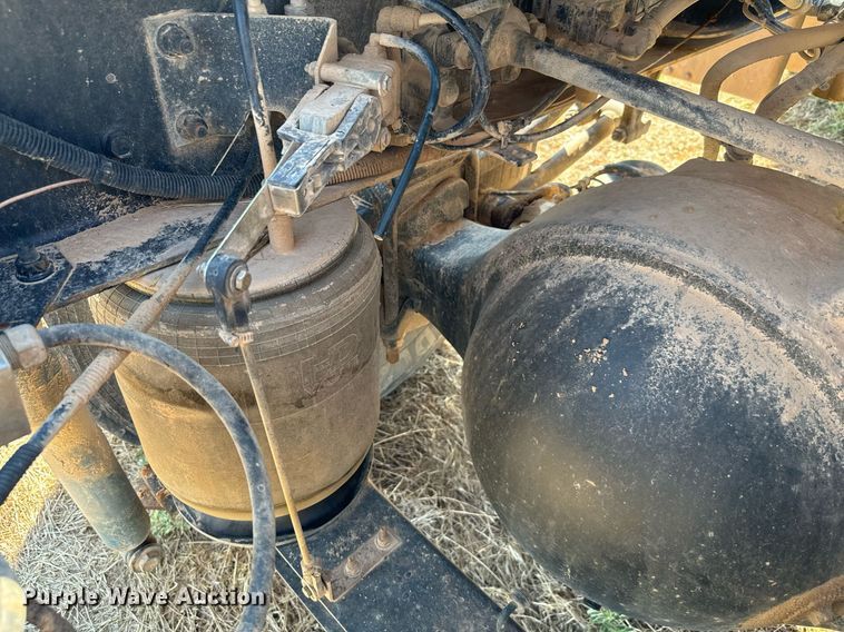 image for item IE9101 1998 International  9200 semi truck