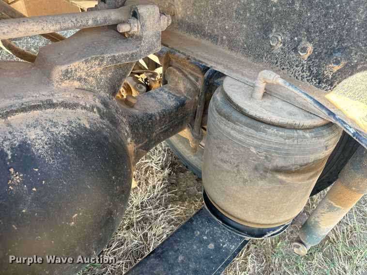 image for item IE9101 1998 International  9200 semi truck