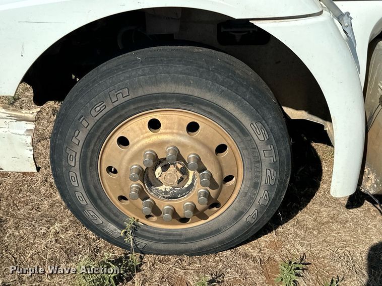 image for item IE9101 1998 International  9200 semi truck