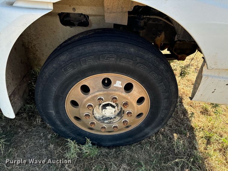 image for item IE9101 1998 International  9200 semi truck