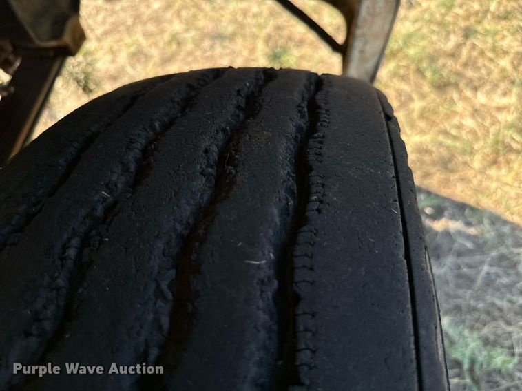 image for item IE9101 1998 International  9200 semi truck