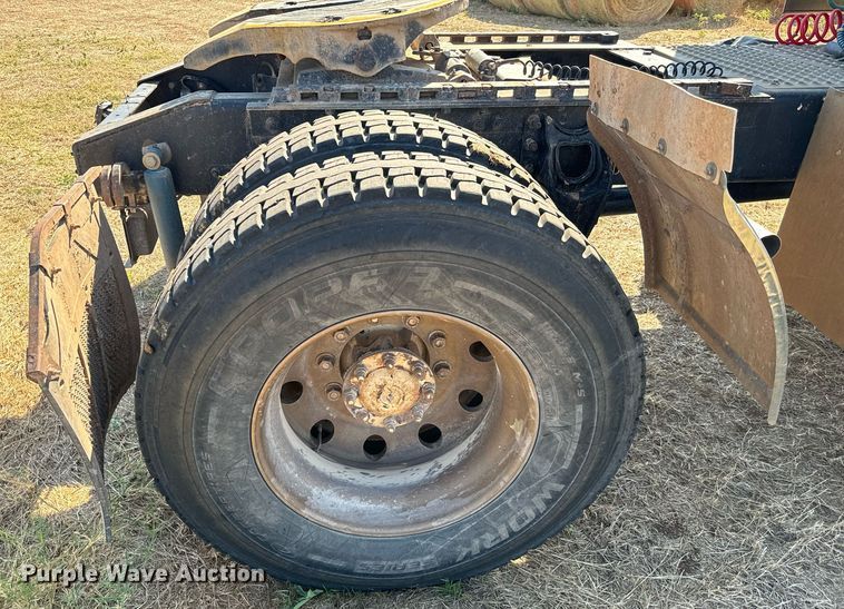 image for item IE9101 1998 International  9200 semi truck