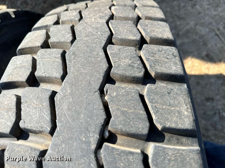 image for item IE9101 1998 International  9200 semi truck