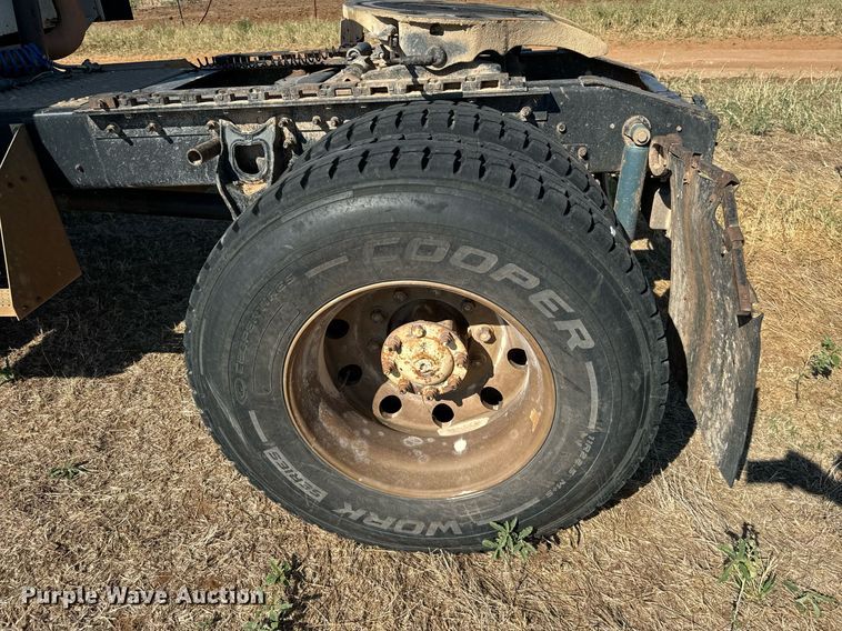 image for item IE9101 1998 International  9200 semi truck