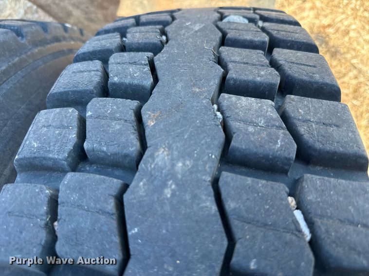 image for item IE9101 1998 International  9200 semi truck