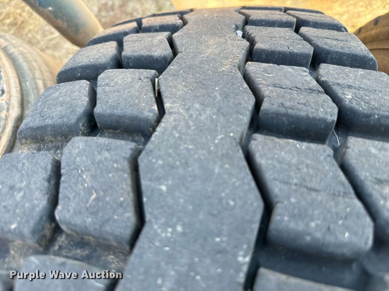 image for item IE9101 1998 International  9200 semi truck