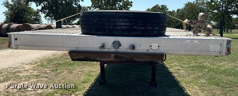 image for item IE9104 1998 Reitnouer  flatbed trailer
