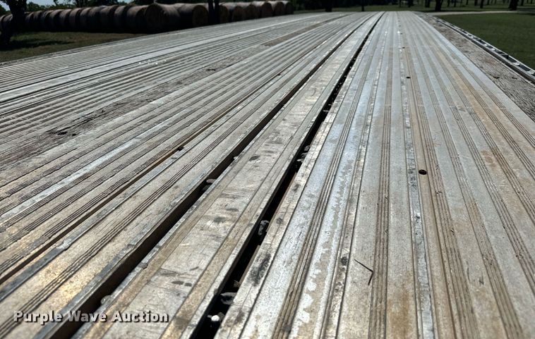 image for item IE9104 1998 Reitnouer  flatbed trailer