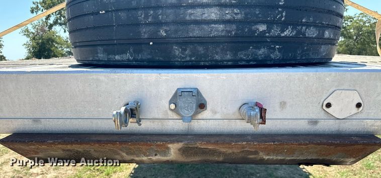 image for item IE9104 1998 Reitnouer  flatbed trailer