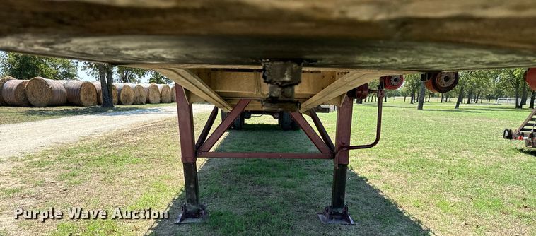 image for item IE9104 1998 Reitnouer  flatbed trailer