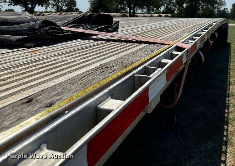 image for item IE9104 1998 Reitnouer  flatbed trailer