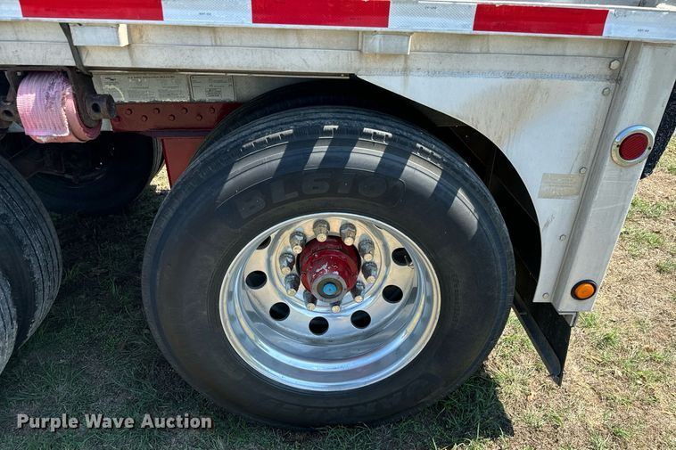 image for item IE9104 1998 Reitnouer  flatbed trailer