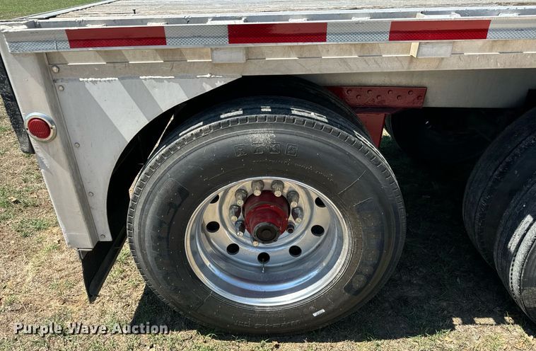 image for item IE9104 1998 Reitnouer  flatbed trailer