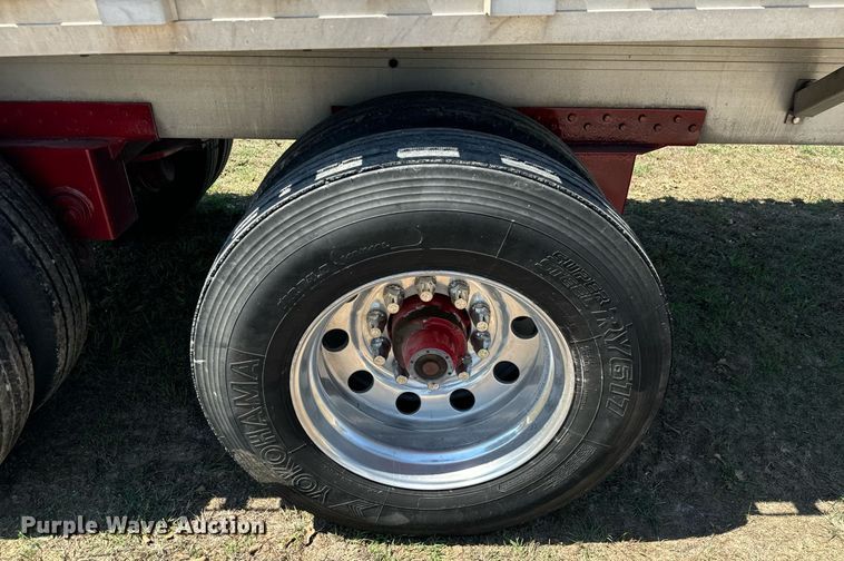 image for item IE9104 1998 Reitnouer  flatbed trailer