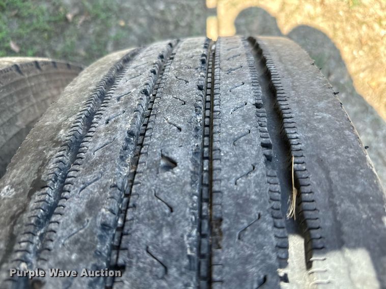 image for item IE9104 1998 Reitnouer  flatbed trailer