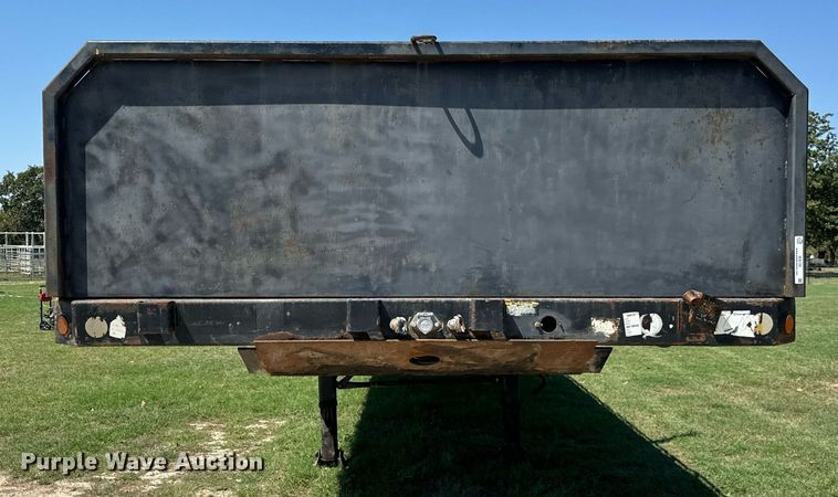 image for item IE9105 2002 Lufkin flatbed trailer