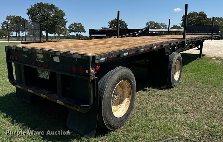image for item IE9105 2002 Lufkin flatbed trailer