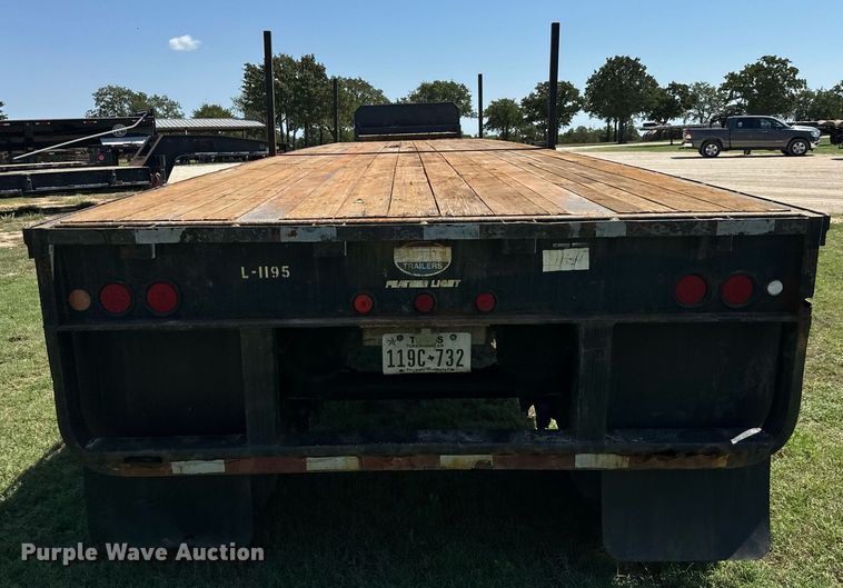 image for item IE9105 2002 Lufkin flatbed trailer